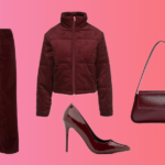 Flat lay van stijlvolle burgundy mode-items, waaronder een gezellige gebreide trui, een op maat gemaakte blazer en een elegante leren tas, die de rijke en tijdloze aantrekkingskracht van de burgundy trend voor de herfst van 2024 tonen