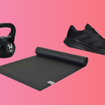 Afbeelding met sportartikelen, waaronder hardloopschoenen, een yogamat en een kettlebell, die verschillende fitnessactiviteiten symboliseren, van hardlopen tot krachttraining en yoga