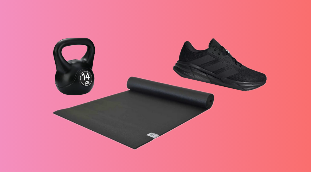 Afbeelding met sportartikelen, waaronder hardloopschoenen, een yogamat en een kettlebell, die verschillende fitnessactiviteiten symboliseren, van hardlopen tot krachttraining en yoga