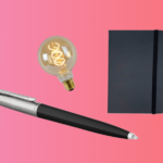 Een pen en een open notitieboek worden afgebeeld. Een lamp staat symbool voor inspiratie en ideeën. Het beeld benadrukt de start van het uitwerken van een businessidee.